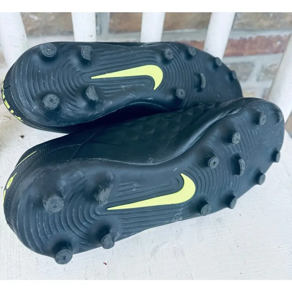 Boys' Nike Jr. Tiempo Legend 8 Club MG Soccer Cleats, Size 4.5Y